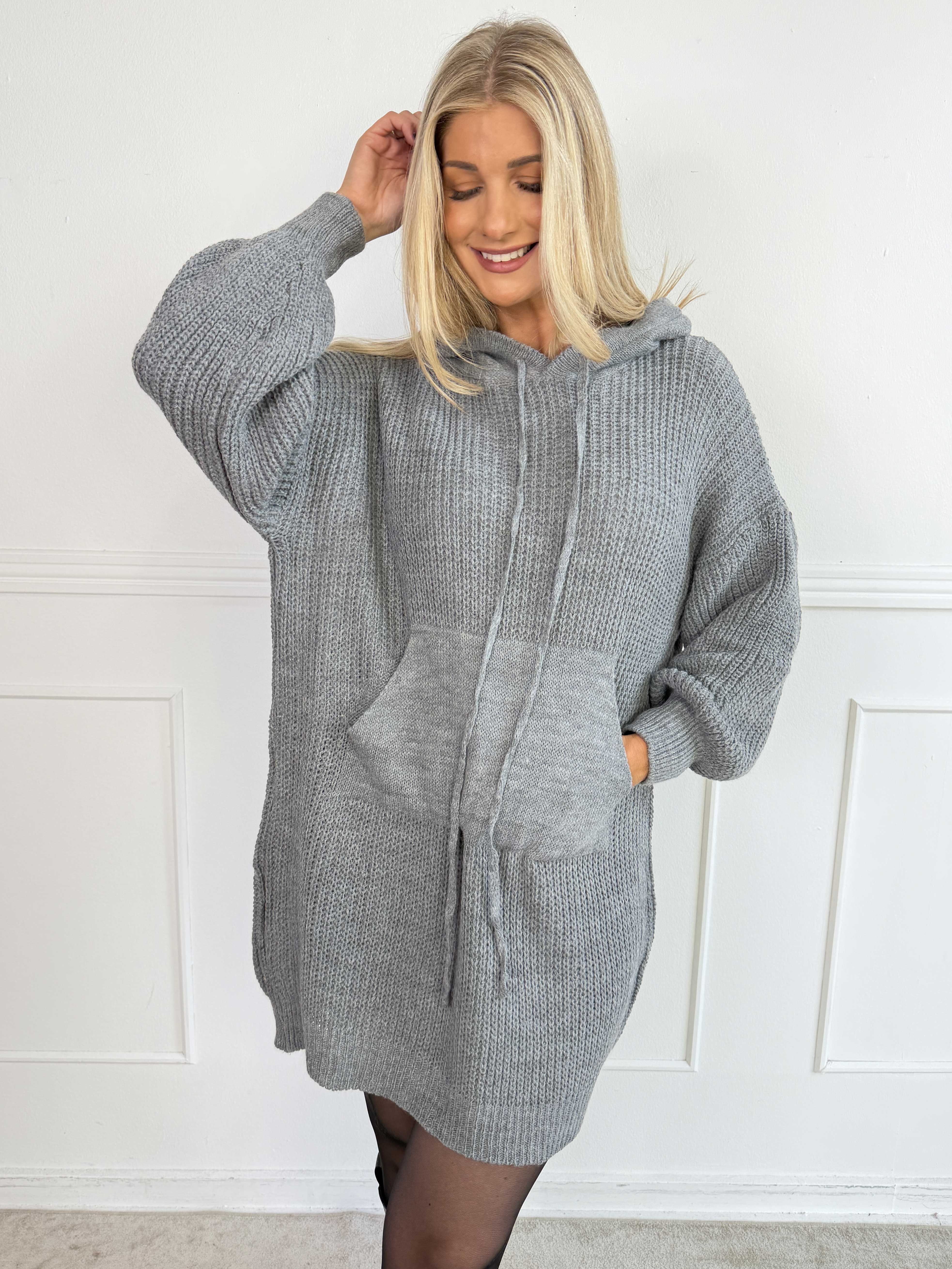Carolin – Plus size stickad klänning med huva och stor framficka